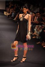 Model walks the ramp for Anita Dongre Show at Lakme Winter fashion week day 1 on 17th Sept 2010 (17).JPG